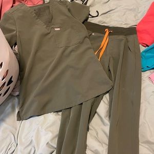 FIGS scrubs moss set